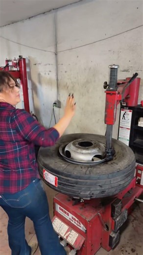 Installing trailer tire on flat bed trailer #parati #fyp #foryoupage