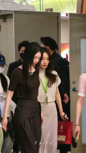 20260426 Zhou Ye pretty princess cut hair arriving in Wuhan for HopeShow store appearance!