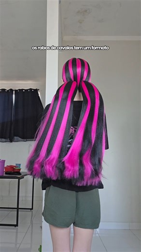 Jhen Prado on Instagram: "explicando o processo da peruca da draculaura 💖 usando as perucas base da @lojadoheroi_ ✨️ podem deixar as dúvidas de vcs nos comentarios! #monsterhigh#cosplay#wigstyling#draculaura#tutorial *diy, helmet wigs"