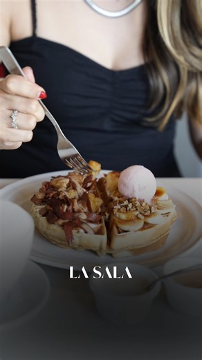 La inteligencia artificial puede imaginarlo todo. La forma perfecta. El color exacto. El escenario ideal. Pero no puede provocar lo que te da el primer bocado. Desde hace 15 años, @wafflescoffee es el lugar en donde las familias zacatecanas se reúnen a desayunar. Felices 15 años. 🧇🍳🥓 | La Sala Zacatecas