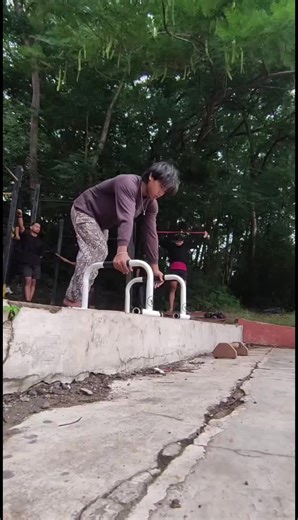 Mastering Handstands: Essential Workout Tips