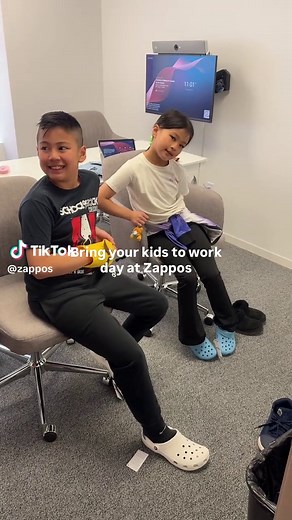 Bring Your Kids to Work Day called for @Crocs and all of the Jibbitz. 💛 A day of creativity, customization, and plenty of kid-approved style.
