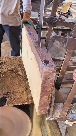 The process of cutting large pieces of wood using an automatic cutting machine