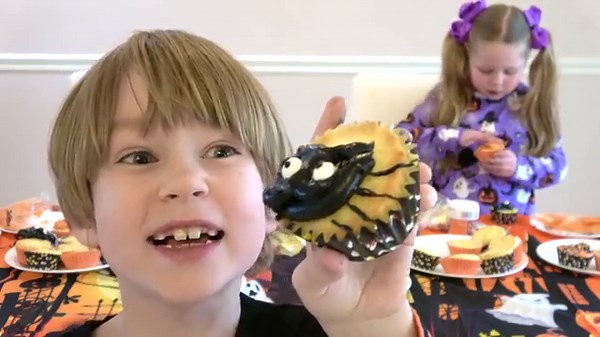 Halloween Cupcake Decorating Challenge for Kids With Candy | 🎃 Easy & Fun DIY Treats!