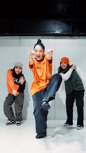 hirokoboogie ﾋﾛｺﾌﾞｷﾞ- on Instagram: "15sec Locking tutorial by @hirokoboogie 15秒でわかるロックダンス基礎4選🕺🪩 ①Kick Walk (pimp walk,Scooby Walk) ②Rock Steady (Leo Walk) ③Lockers step (Six Step) ⑦Stop&Go *Sometimes each dance move has different ways to call it by region and people If you know a different way to call it, let me know what you call it🗣️ Learning foundation and enjoy dancing 💜 Save this post if you like it 💡 基礎が1番大事☝️簡単なことが1番難しい🥲 保存して繰り返し練習してね〜！！ #dance #streetdance #locking #lockdance #loc