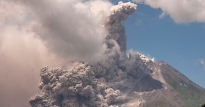 O nouă erupție a vulcanului Merapi din Indonezia  VIDEO