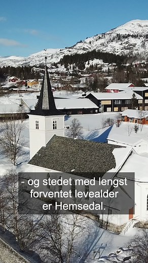 Ny episode av Aldring og helse-podden🎧: I denne episoden tar vi de såkalte blå sonene, steder der folk lever lengst, til Norge💧. Vi har besøkt Hemsedal der folk har lengst forventet levealder i landet vårt. Hvordan lever hemsedølene sine liv, og hva kan vi lære om å leve lange og sunne liv? Vi ser nærmere på Demenskoret❤️. Hvordan kan sang og samvær berøre og forbedre livene til mennesker, som lever med demens? Vi ser også på aldringsprosessens ytre tegn, grått hår og mer hårvekst i nese og ør