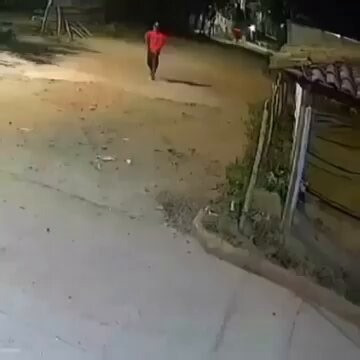 HOMBRE FUE RODEADO Y ATACADO POR UNA JAURÍA 😱📍Un episodio quedó registrado cuando varios perros atacaron a un hombre que, según versiones, sería una persona en situación de adicción.En medio de la desesperación, reaccionó sujetando a uno de los perros y luego lo arrojó.