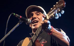 Manu Chao compie 60 anni: la sua carriera attraverso le canzoni più famose