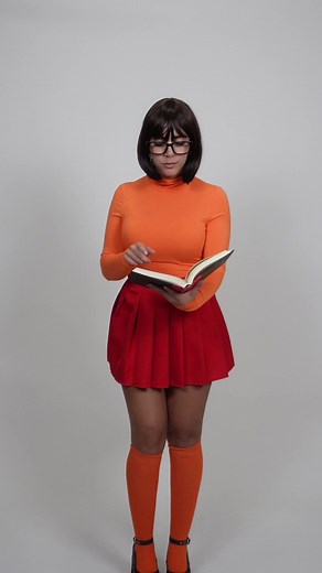 Velma’s getting ready for her yearbook pics 📸🧡 #cosplay #velma #velmacosplay #scoobydoo #spooktember #yearbook