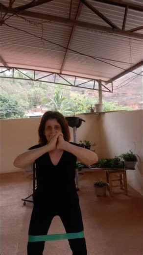 Um treino na laje para fortalecer quadriceps #miniband #treinodepernas #quadriceps