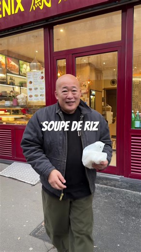 Une petite recette hyper simple, rapide et efficace pour ce week-end : la fameuse SOUPE DE RIZ 🍜👌 Ingrédients pour 4 bols: - 500 g de riz parfumé cuit - 1 aile et 1 blanc de poulet rôti - 1 gousse d'ail - 1 échalote - 4 càs d'huile neutre - 3 càs de sauce poisson « nuoc mam » - 1 càs de sauce soja - Poivre - 4 càc d'huile de sésame - piment en poudre (option) - 6 branches de coriandre #lerizjaune #recipe #foodtok #delicious #fyp