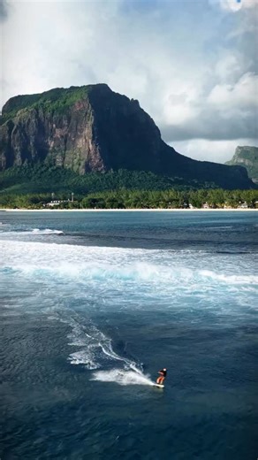 The Fuse is Slingshot’s all-new wave kite, designed from the ground up to redefine wave performance. Tested and approved by wave legend Ben Wilson in the perfect surf of Namotu, Fiji, the Fuse delivers unmatched drift, superior upwind ability, and effortless depower. Whether carving the face off of Cloudbreak or cruising a downwinder in La Ventana, Baja, the Fuse excels in every condition, offering the smoothest ride and the ultimate control. #slingshotkite #kiteboarding #fuse #kitesurfing 🎥 @m