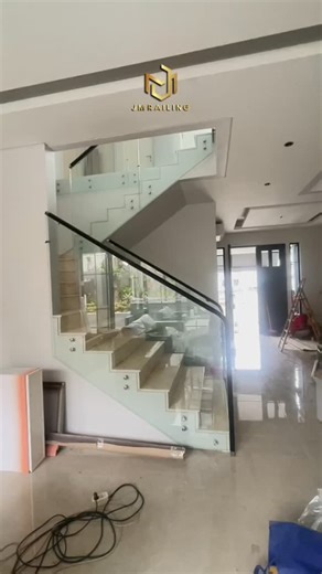 JM Railing MOG || Mengutamakan Kualitas on Instagram: "RAILING PIN KACA Wujudkan rumah impian Anda dengan memakai railing pin kaca. Railing model framelees ini merupakan pilihan yang paling tepat & sangat direkomendasikan untuk di rumah, kantor, hotel, apartemen, dan ruang komersial. Dengan memakai railing ini dapat memberikan kesan yang minimalist, modern, & elegant pada hunian Anda. YUK ORDER SEKARANG JUGA !! 🤩 SHOWROOM JM RAILING (Mall Olympic Garden lt.2 ) Jl. Kawi No 24, Kauman. Kec. Kloje