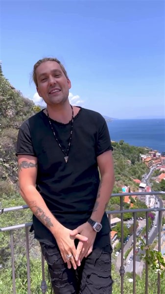 Watch our ICONIC concert from this breathtaking location in Sicily in YOUR cinema 🍿🎥 Check out my website for your country and city! The list is constantly updated! https://www.david-garrett.com/en/cinema #davidgarrett #franckvanderheijden #rogiervanwegberg #cinema #sicily #taormina #concert #openair #iconic #amazing #classicalmusic | David Garrett