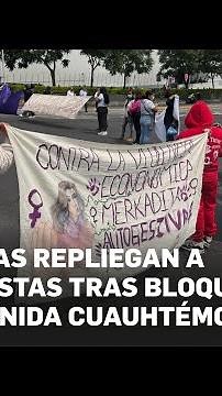 Policías repliegan a feministas tras bloqueo en la avenida Cuauhtémoc