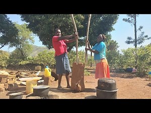 Village life Africa 🌍 grinding dry maize 🌽 and cooking flavorful traditional food