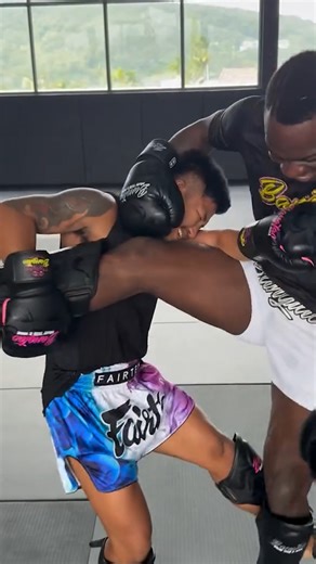 “The Iron Man” clocked in with “Super Mario” Balotelli 🥊🔥 #ONESAMURAI1 | Wed, April 29 🇯🇵 Live on U-NEXT 🌎 Global broadcast details coming soon 🎟️ Tickets 👉 onefc.com/onesamurai1 | ONE Championship