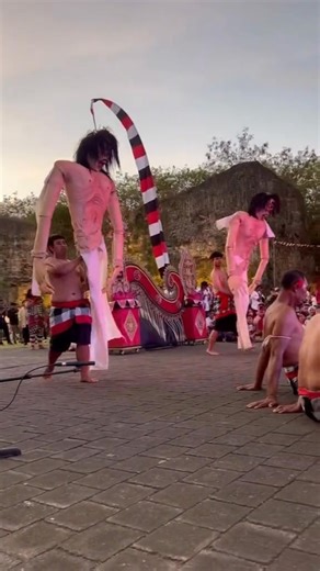 The Kecak Dance at GWK — absolutely worth staying for 🔥 The show starts at 6pm and trust me, it’s one of those Bali experiences you’ll be so glad you didn’t miss. The energy, the chanting, the storytelling — it’s mesmerising for both kids and adults. If you’re already exploring GWK in the afternoon, stay a little longer and make a night of it. It’s the perfect way to end your visit and soak in a piece of Bali’s rich culture. Planning your own Bali trip? Download the Bali Family Finds app for fa