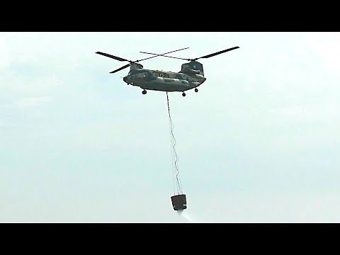 航空自衛隊CH-47チヌークによる空中消火実演！ 入間基地航空祭2019