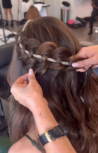 Daily Hair Tutorials 💇‍♀️ on Instagram: "Beautiful 😍😍 Follow @hairs.diy to get more hair style ideas and learn simple beautiful hair styles 💓 . @samirasjewelry . #hairstyleideas #videohair #braidtutorial #hairtutorialvideo #hairvideotutorial #hairstyletutorial #braidoftheday #braidsofinstagram #hairglamvideos #tutorialhairdo #hairvideoshow #naturalhairtutorial #tutorialhair #cutehairstyles #marcbeauty #tutorialvideo #braidinglife #hairofinstgram #braidinspo #hairdecoration #hairstylevideo #l