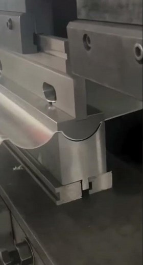 Bøjning af Metalpladekanter i Denne Maskine Professionel Proces #metal #plade #bøjning