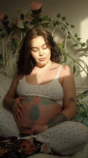 Maternity Photoshoot in Cozy Bedroom