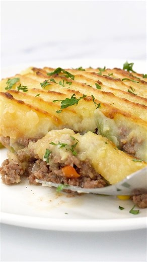 🥔 Creamy mashed potatoes piled over rich, saucy beef and baked until golden and bubbly. Recipe link in comments 👇 | JoCooks