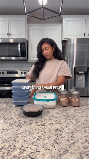 Loving this week’s menu🤤 Recipes below 👇🏽 ✨Egg Bites✨ Beef bacon Chicken sausage Chopped Spinach Cheese Salt & Pepper 1. To a muffin pan spray with olive oil & add toppings of your choice 1. Pour in egg whites or whipped whole eggs, salt & pepper, and mix. 3. Bake on 350 for 20-25 minutes ✨Caramel Apple Chia Seed Pudding✨ 2 cups sliced Honeycrisp Apples 2 cups vanilla Greek yogurt 1/2 cup milk of choice (I’m using Almond milk) 1/2 cup chia seeds (2 tbsp per jar) 2 tbsp honey 1 tsp vanilla ext