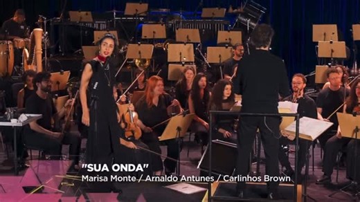 Marisa Monte e Cia on Instagram: "No último domingo, 19/10, @marisamonte concedeu uma entrevista à talentosa Maju Coutinho @majucoutinhoreal, durante o programa Fantástico e, para nossa alegria, cantou a inédita “𝐒𝐮𝐚 𝐎𝐧𝐝𝐚” que compõe o setlist da turnê 𝗣𝗛𝗢𝗡𝗜𝗖𝗔! 💖 A regência é do Maestro @andre.bachur Vem conferir e se emocionar com gente! 🎥 Reprodução - Fantástico @showdavida #MarisaMonte #SuaOnda #Orquestra #AndreBachur #belohorizonte #BH #Phonica #t4f #phonicamarisamonte #fan