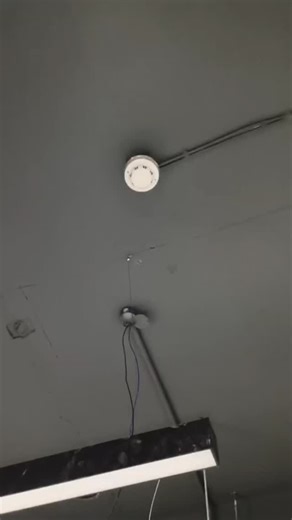 🚨 Smoke Detector Blinking / LED Testing – Fire Alarm System Is video mein Fire Alarm System ke Smoke Detector ka blinking / LED indication testing demo dikhaya gaya hai, jisse samajh aata hai ki detector normal, fault aur alarm condition mein kaise behave karta hai. Yeh testing Total Tech Services ke trained technicians dwara fire safety guidelines & standards ke according ki gayi hai. Video fire safety training, AMC maintenance aur awareness ke liye bahut useful hai. 🛠️ VIDEO MEIN KYA COVER K