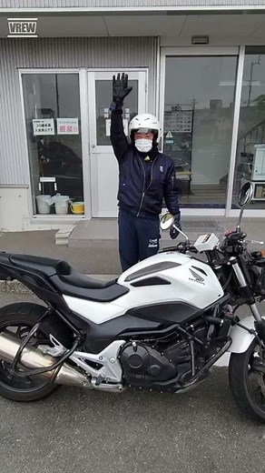 Driving school-style instructions for getting on a motorcycle and starting it off [Tokushima Chuo...