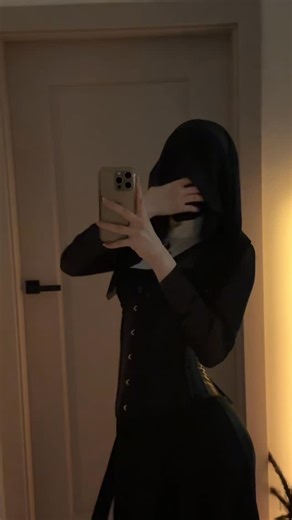 Luna on Instagram: "Halloween Face reveal?? 🎃🖤"