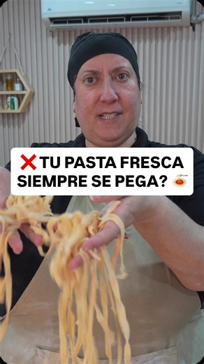 🍝❌ ¿TU PASTA FRESCA SIEMPRE SE PEGA? No es la receta. Es cómo la cocinas. Uno de los errores más comunes con la pasta fresca es tratarla como si fuera pasta seca. Y no son lo mismo. 👉 La pasta seca está deshidratada. 👉 La pasta fresca NO. Por eso: • No necesita 8–10 minutos • En 1–2 minutos suele estar lista • Y lo más importante: siempre hay que probarla antes de colarla Si la cocinas de más, se pasa, se pega y pierde textura. La clave está en el tiempo… y en la atención. 📚 ¿Quieres aprende