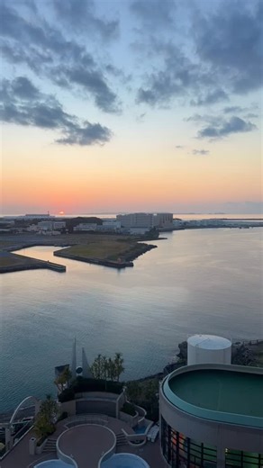 【公式】ロワジールホテル那覇 LOISIR HOTEL NAHA on Instagram: "沈みゆく夕陽とともに、 ゆっくりと色づく那覇の空。 ここでしか出会えない、このロケーション。 素敵な週末をお過ごしください。 #ロワジールホテル那覇 #那覇ホテル #沖縄サンセット #沖縄旅行 #那覇ステイ"