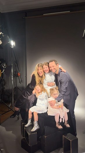 Le portrait prestige du Studio Harcourt, c’est bien plus qu’une photo. C’est une parenthèse, une expérience rare où l’on se réunit parfois en famille, pour partager un moment , un souvenir , et graver une émotion. Dans cet écrin hors du temps, il reste un souvenir. Unique. Intemporelle. Un véritable héritage, qu’on transmet, qu’on offre, qu’on garde précieusement. Offrir un souvenir éternel, c’est peut-être l’un des plus beaux cadeaux qu’on puisse faire à ceux qu’on aime. - The Prestige Portrait