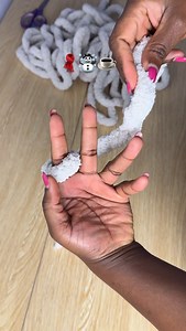 📣English below / Français plus bas 👇 Today, I created something new just for you 🧶✨ I was inspired by a video from @Vickyyang-handcraft and created this finger-knitted scarf — simple, cozy, and beginner-friendly 🤍 🎥 The full tutorial is FREE on my YouTube channel This reel is just a sneak peek to inspire you ✨ 👉 Comment “SCARF” and I’ll send you the direct link to the free tutorial. ————————— Aujourd’hui, j’ai créé quelque chose de nouveau juste pour vous 🧶✨ Je me suis inspirée d’une vidé