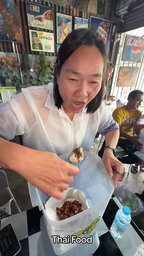 The Craziest Restaurant In Thailand - Thai Street Food 🔍 Business name Pum Kaprao Wat Jai 📍Address 84/9 หมู่ที่ 2 ถนน รักศักดิ์ชมูล ตำบล ท่าช้าง, Chanthaburi, Thailand 💵 Price Menu Starts From 50 Baht/$ 1.46 USD #tiktokfood #streetfood #unique