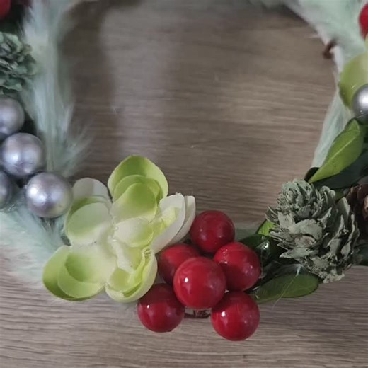 ゆき on Instagram: "100均の材料で簡単にクリスマスリース✨🎄✨ #クリスマスリース #クリスマス #リース #手作りクリスマスリース #100均"