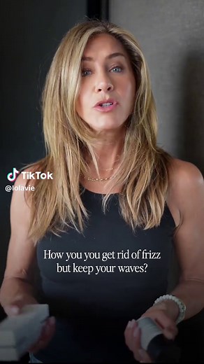 Jennifer Aniston’s ultimate combo to fight frizz while maintaining texture? A mix of our Sculpting Paste Lightweight Hair Oil😌🖤 Get everything 30% off on our TikTok Shop until 12.1.25!