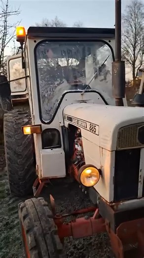 Lantbrukets Affärstidning, ATL on Instagram: "David Brown 885, från 1976, i vinterkylan! #davidbrown #davidbrown885 #veterantraktor"