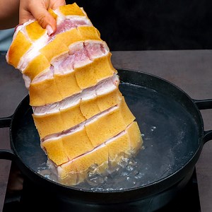 A butcher taught me! Here's how to cook pork properly Ingredients: water: 1.5 l (51 pt) pork belly: 1.4 kg (3 lb) salt: 15 g (0.5 oz) coriander seeds: 5 g (0.2 oz) black peppercorns: 5 g (0.2 oz) red peppercorns: 5 g (0.2 oz) garlic: 10 g (0.4 oz) red chili pepper: 1 pc mustard: 20 g (0.7 oz) barbeque sauce: 20 g (0.7 oz) parsley: 10 g (0.4 oz) salt: 7 g (0.2 oz) olive oil: 20 ml (0.7 fl oz) | Cookrate