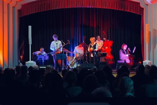 𝐉𝐀𝐙𝐙 - 𝐓𝐇𝐔𝐑𝐒 𝟏𝟓𝐓𝐇 𝐉𝐀𝐍 𝐀𝐓 𝟕𝐏𝐌 - The Jazz Junkies are a collective of musicians morphing anywhere between a duo to the full sextet. Their gigs this year have grown in size from Jeff on guitar and Gail on uke and vocals, to the full ensemble including John on double bass, Adam on alto/tenor sax and clarinet, Dante on drums and Maddy on vocals and keys. The Jazz Junkies play an eclectic mix of standards, blues, bossa nova and RnB. Plenty of swing and uptempo vibes! 7pm Doors/Res