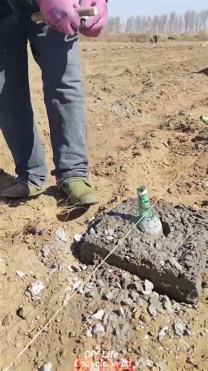 Skills for Placing Glass Bottles in Cement at the Bottom of Greenhouse Brackets