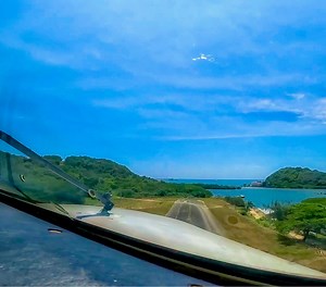 ✈️ Lanhsa Jetstream 32 departing Guanaja Honduras #pilot #pilotlife #pilotos #guanaja #Honduras #avgeek #justplanes | Just Planes
