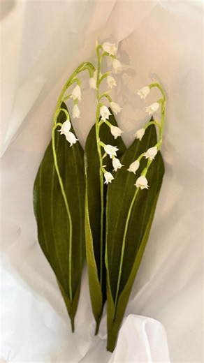 Quynh Nguyen on Instagram: "@panpastel Pastels are so interesting to use. The right tools, brushes, and sponges will make applying this fine powder take it to the next level. The cheapest tool is going to the dollar store and getting a bag of makeup wedges. I like the fine lines you can get with the edges of the sponges when mimicking petal or leaf veins. The broad side will let you apply the color easily on the crepe paper. The biggest tip is to have blotter paper next to you to blot the excess