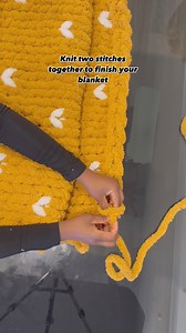 Quick tutorial on how to make a baby blanket 💕 #HandKnitting #ChunkyBlanket #CozyHome #NoNeedles #HandmadeBlanket #canada #babyblanket #BeginnerFriendly #KnitWithMe #YarnArt #siicreart | Siicre’Art