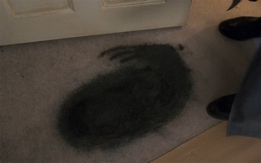 《X档案》第二季第23集，男子被影子吞噬，只在地上留下一个带着手掌的痕迹