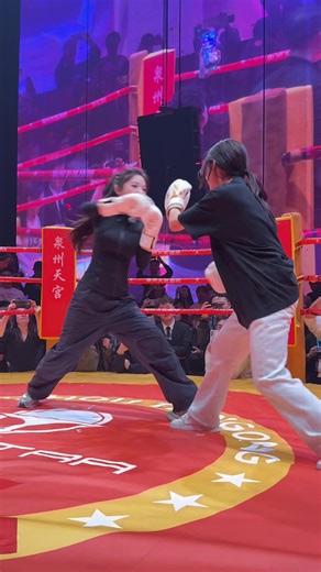 Nữ Đấm Boxing Xinh Đẹp Tại Hong Kong