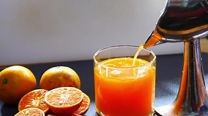Download Homemade fresh orange juice squeezing process for free